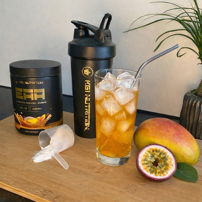 Angemischtes KG1 Nutrition Clear EAA Mango Maracuja im Glas mit Eiswürfeln und Shaker